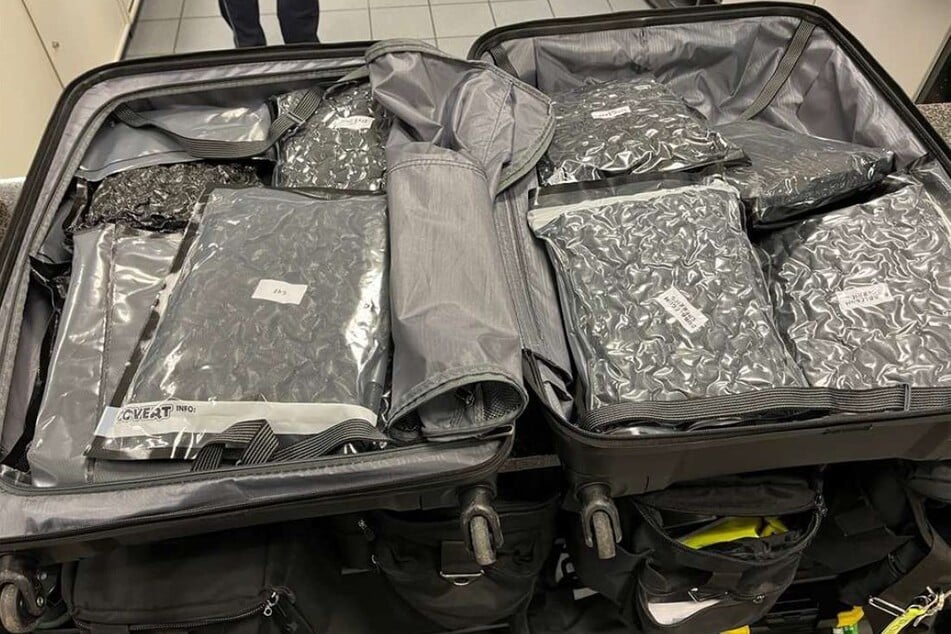 Tesla-Fahrer biegt verbotswidrig ab: Wenig später klicken die Handschellen