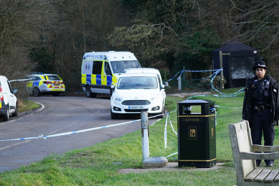 Die 28-Jährige sei mit mehreren Hunden in Caterham südlich von London unterwegs gewesen, teilte die Polizei mit.