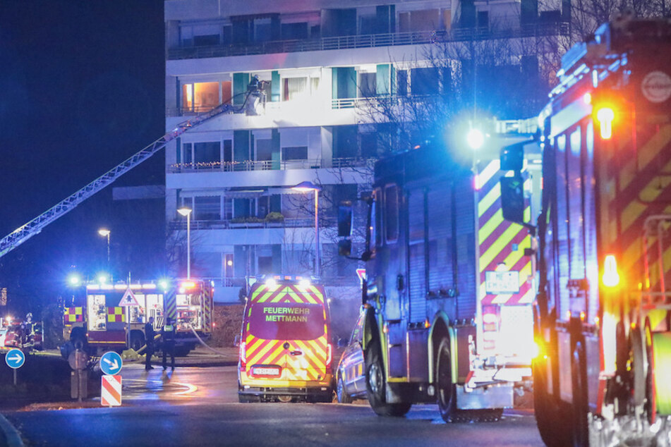 Bei dem Brand in Mettmann wurden mindestens sieben Menschen verletzt.