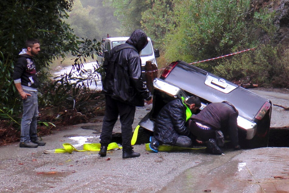 Unwetter über Urlaubsinsel: Autos weggespült, Brücken und Straßen zerstört, Hirte getötet