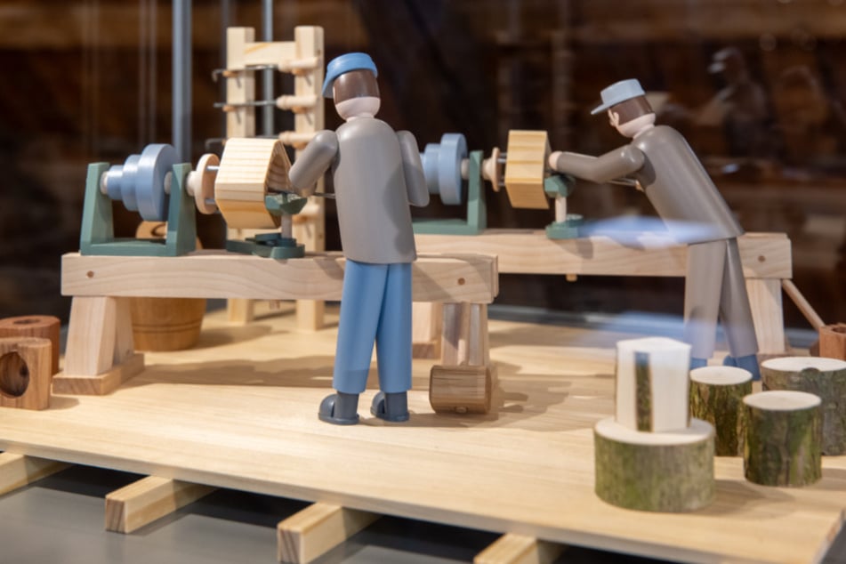 Wie aus Glasformdrehern Spielzeugmacher wurden, zeigt das Freilichtmuseum Seiffen mithilfe von Szenen aus Holzkunst.