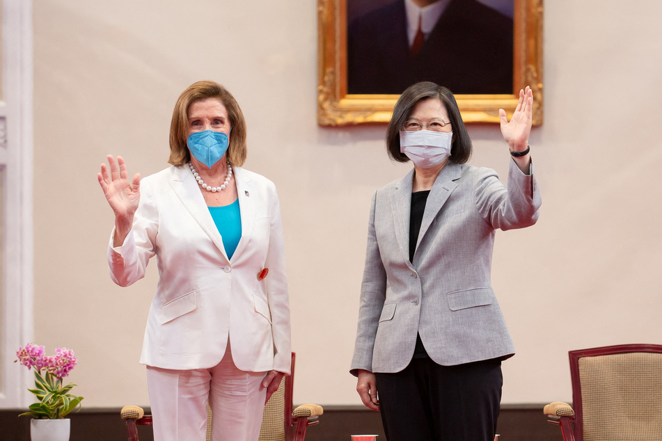 US House of Representatives Speaker Nancy Pelosi (l.) attends a meeting with Taiwan President Tsai Ing-wen at the presidential office in Taipei, Taiwan.