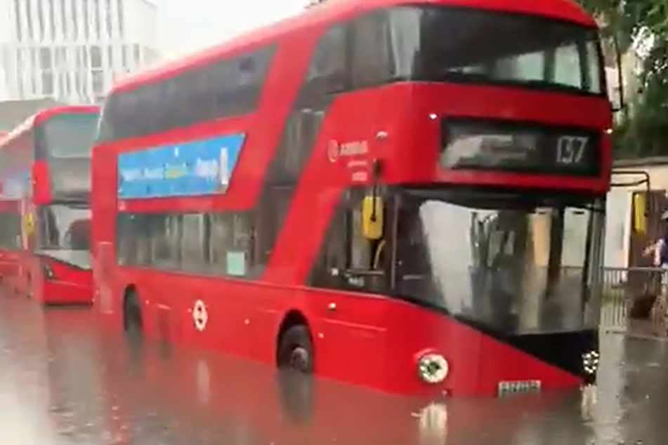 London: Ein Bus steht auf einer überschwemmten Straße. Gewitter, die Blitze und sintflutartigen Regen in den Süden bringen, sollen laut Meteorologen bis zum 26. Juli anhalten.