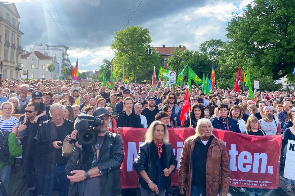 Rund 3000 Menschen kamen an den Pohlandplatz in Dresden-Striesen.