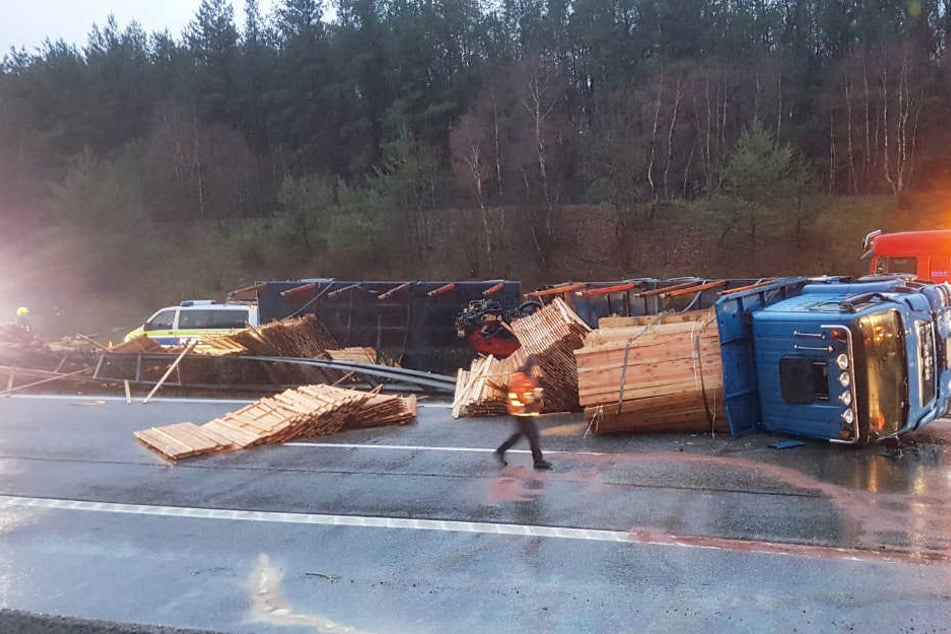 Der verunfallte Lastwagen blockierte beide Fahrtrichtungen der A24 bei Stolpe.