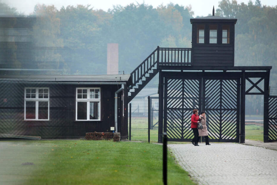 Besucher passieren den Eingang an der Gedenkstätte des KZ Stutthof. (Archivbild)