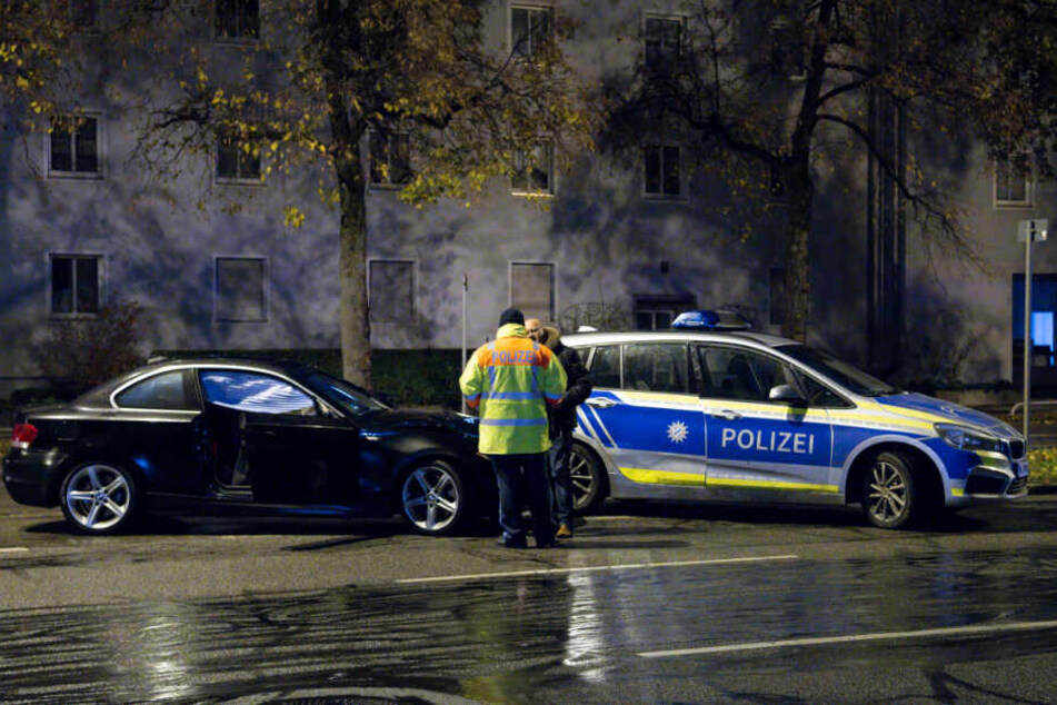 Polizisten stehen an der Unfallstelle. Die Beamten konnten den Fahrer kurze Zeit später stellen.