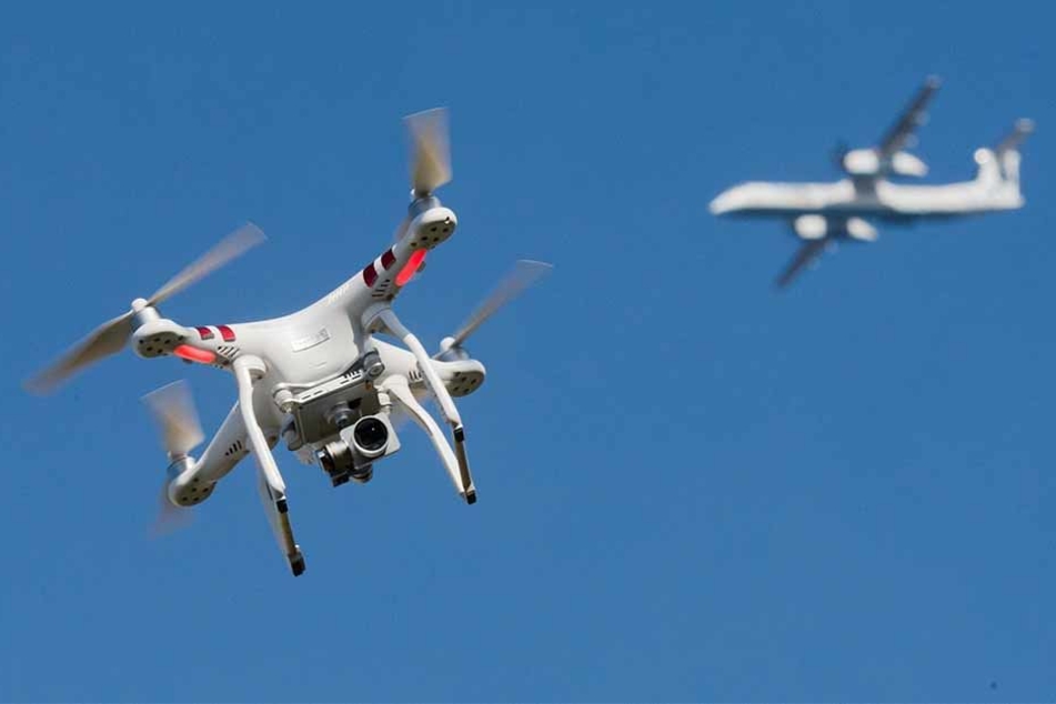 Drohnen stellen für Flugzeuge eine Gefahr dar.