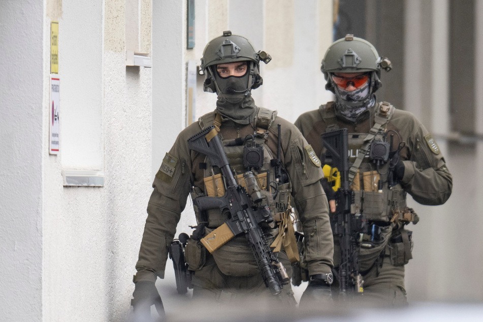 Einsatzkräfte des Hessen-SEK konnten den 18-jährigen IS-Anhänger bei Passau festnehmen. (Symbolbild)