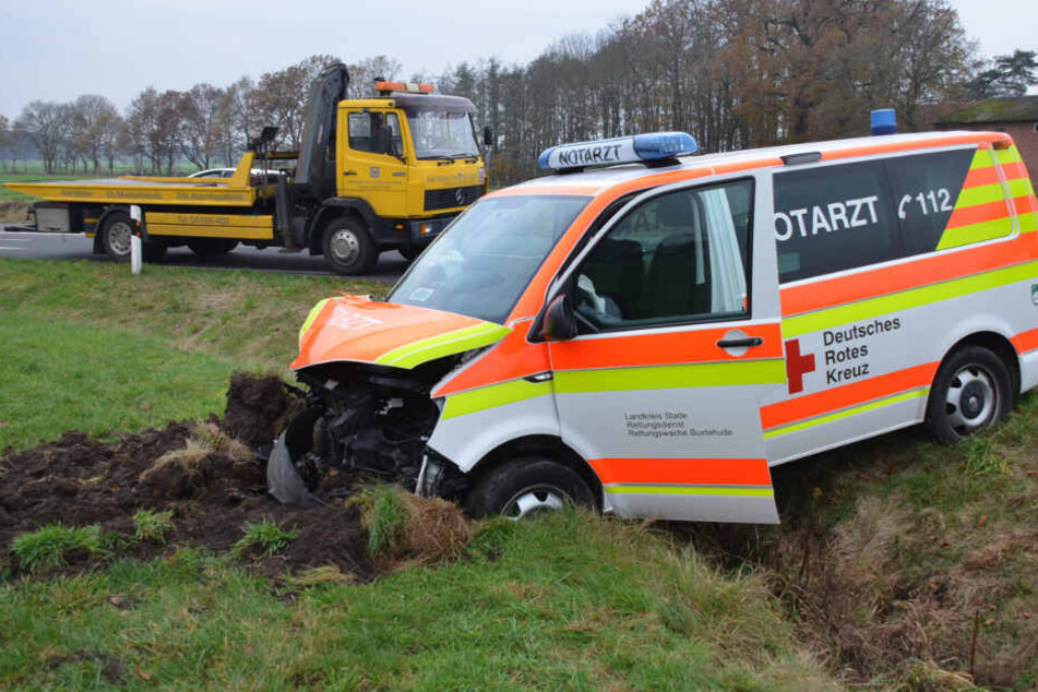 Der Rettungswagen blieb im Straßengraben stecken.
