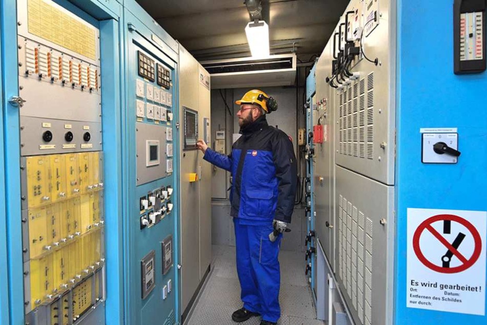 Kretschmer an der Schaltwarte der Gasturbine A in Thyrow.