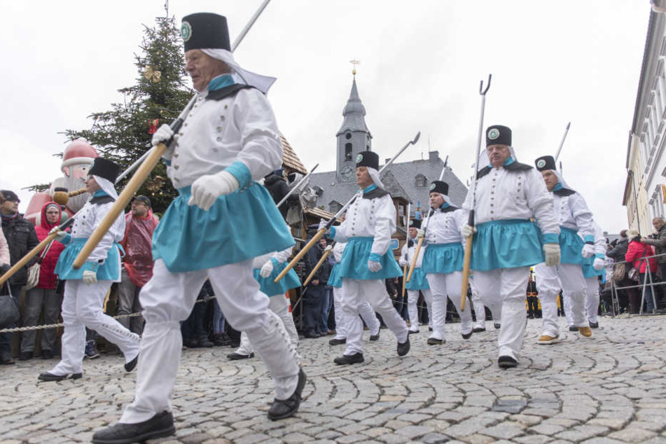 Bei der Abschlussbergparade des Sächsischen Landesverbandes der Bergmanns-, Hütten- und Knappenvereine liefen rund 1100 Männer und Frauen in der traditionellen Tracht der Bergleute mit.