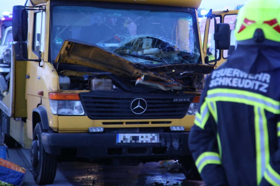 Der Fahrer wurde in seinem Führerhaus eingeklemmt und musste von der Feuerwehr befreit werden.