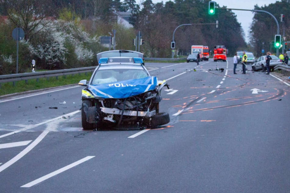 Mit 140 Stundenkilometern soll der Einsatzwagen über die rote Ampel gebrettert sein.