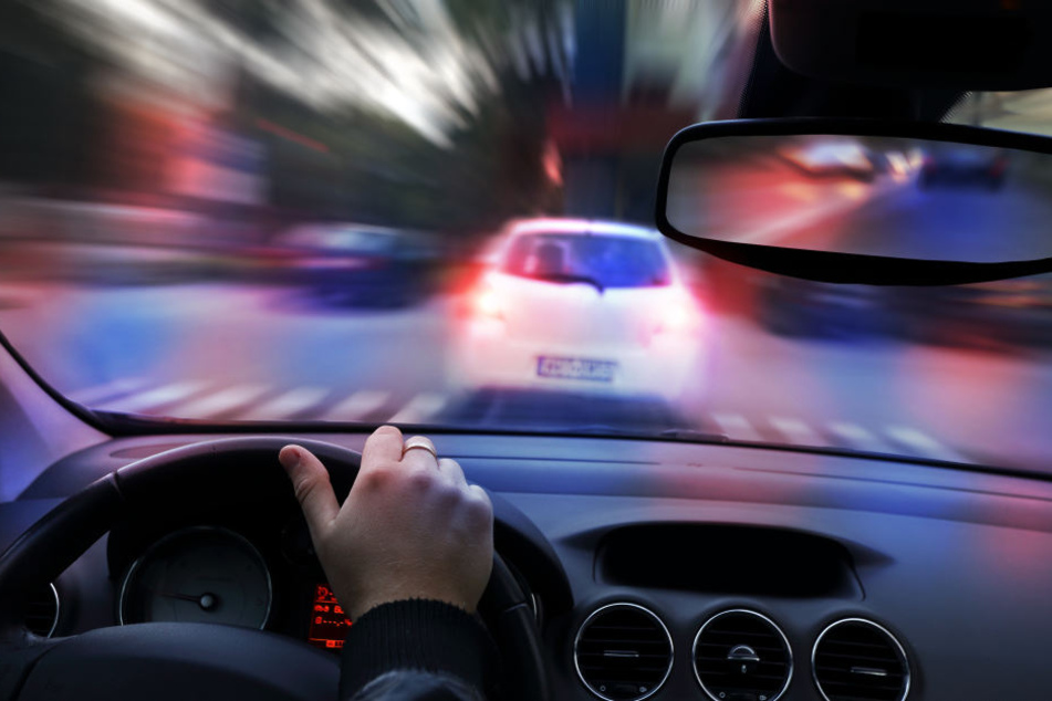 Der Fahrer stand unter erhelblichem Drogeneinfluss und gefährdete das Baby auf der Rückbank und andere Verkehrsteilnehmer. (Symbolbild)