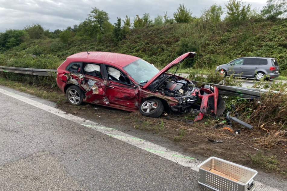 Ein Autofahrer erschreckte sich aufgrund des Lkw-Unfalls und krachte ebenfalls in die Leitplanke.