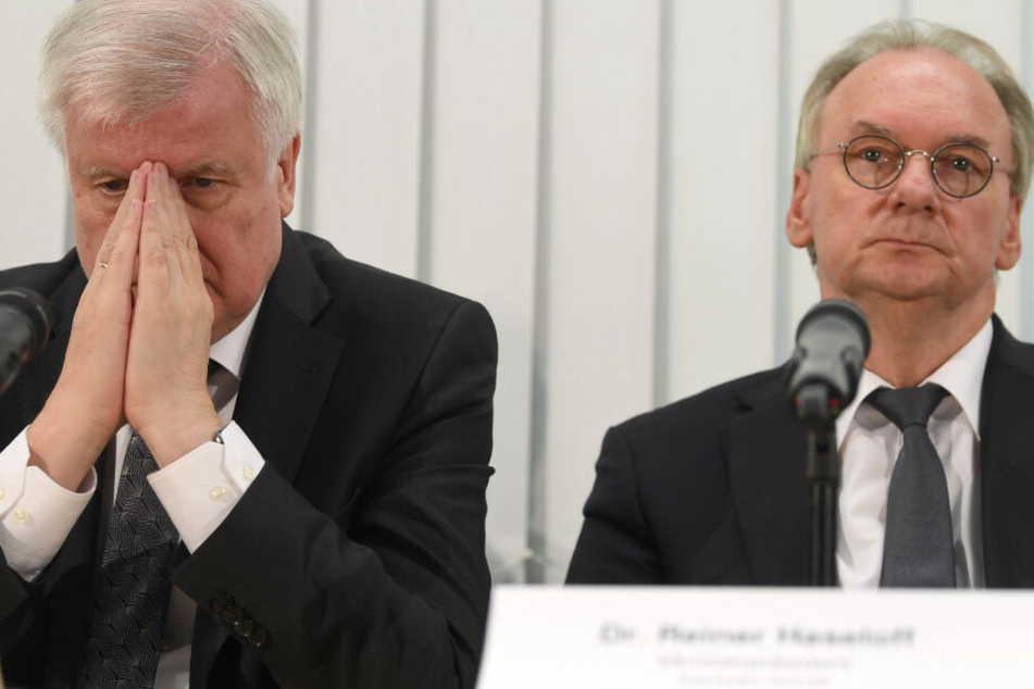 Bundesinnenminister Horst Seehofer und Sachsen-Anhalts Ministerpräsident Reiner Haseloff bei einer Pressekonferenz in Halle (Saale).