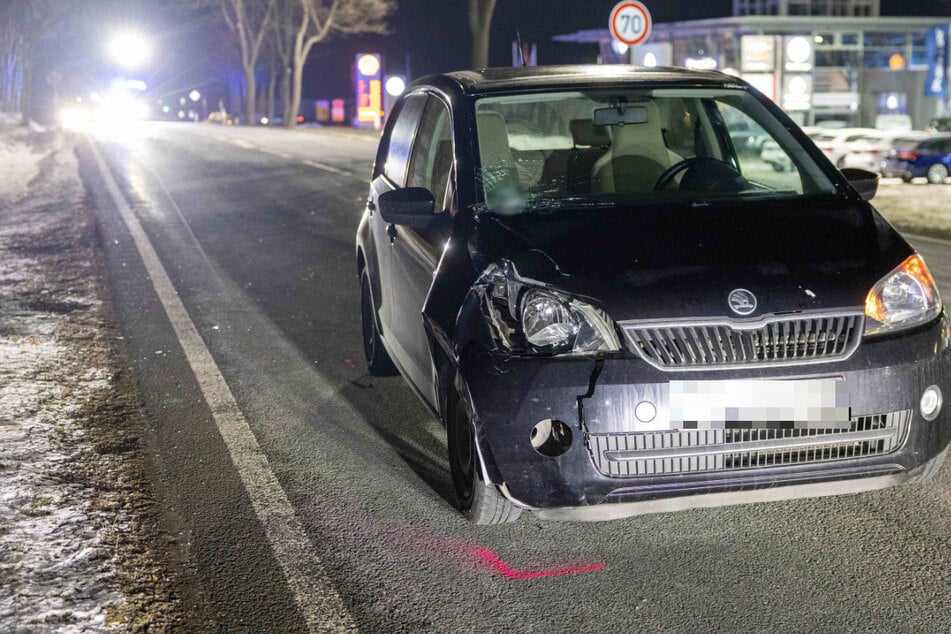 Auf der B101 erfasste am Sonntagabend ein Auto eine Person.