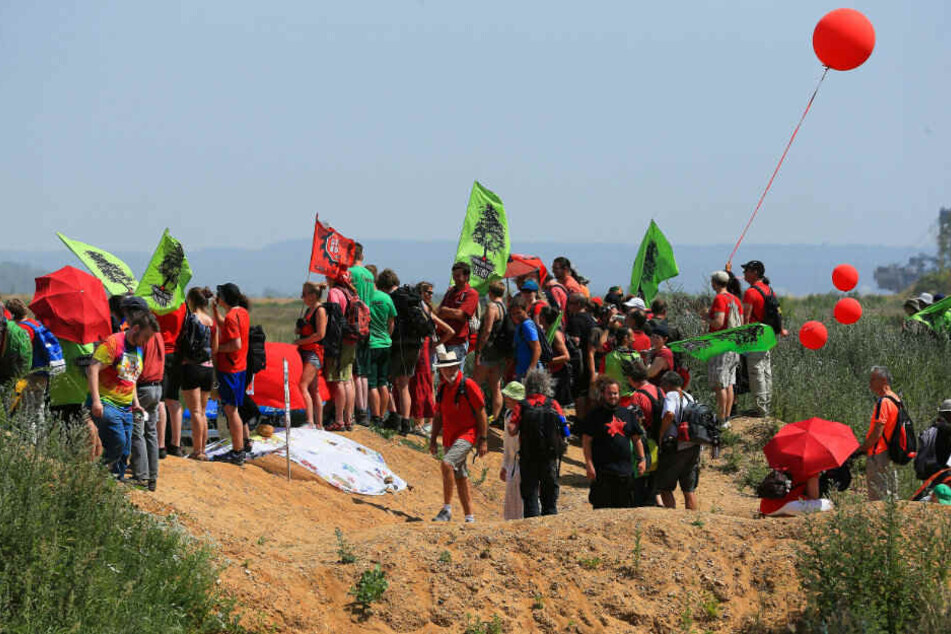 Aktivisten protestieren am Hambacher Forst. (Archivbild)