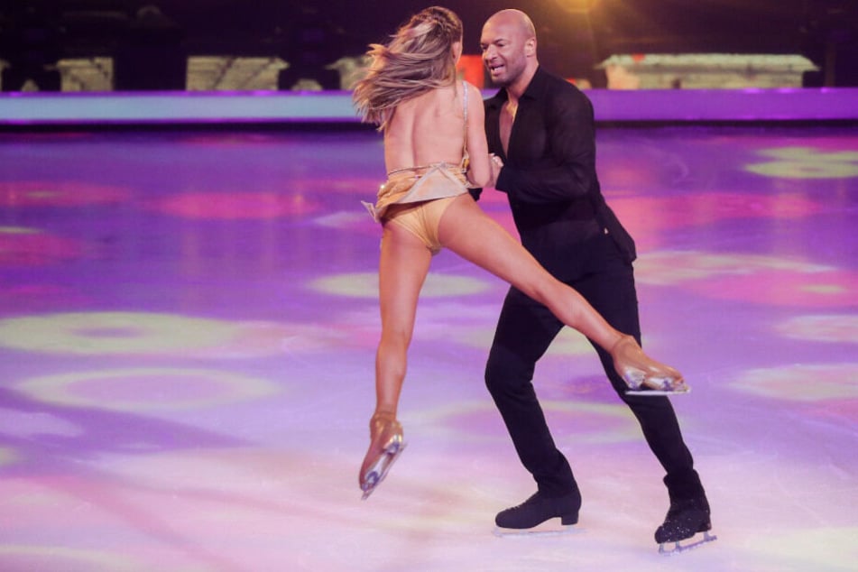 Detlef D. Soost, Tanz- und Fitnesscoach, und Kat Rybkowski, Eiskunstläuferin, stehen in der ersten Livesendung der SAT.1-Show "Dancing on Ice" auf dem Eis.