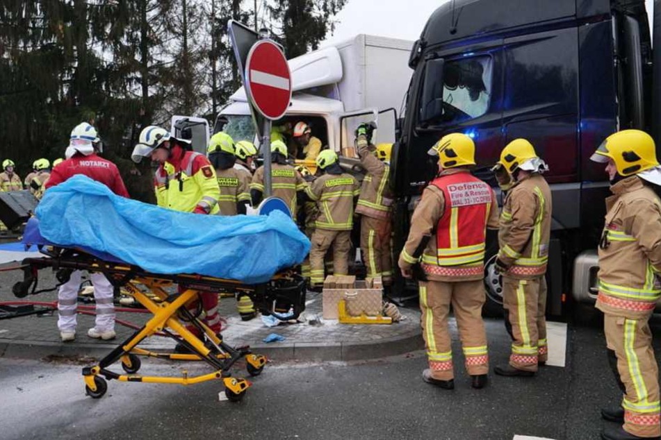 Einer der Fahrer musste von der Feuerwehr aus seinem Wagen befreit werden.