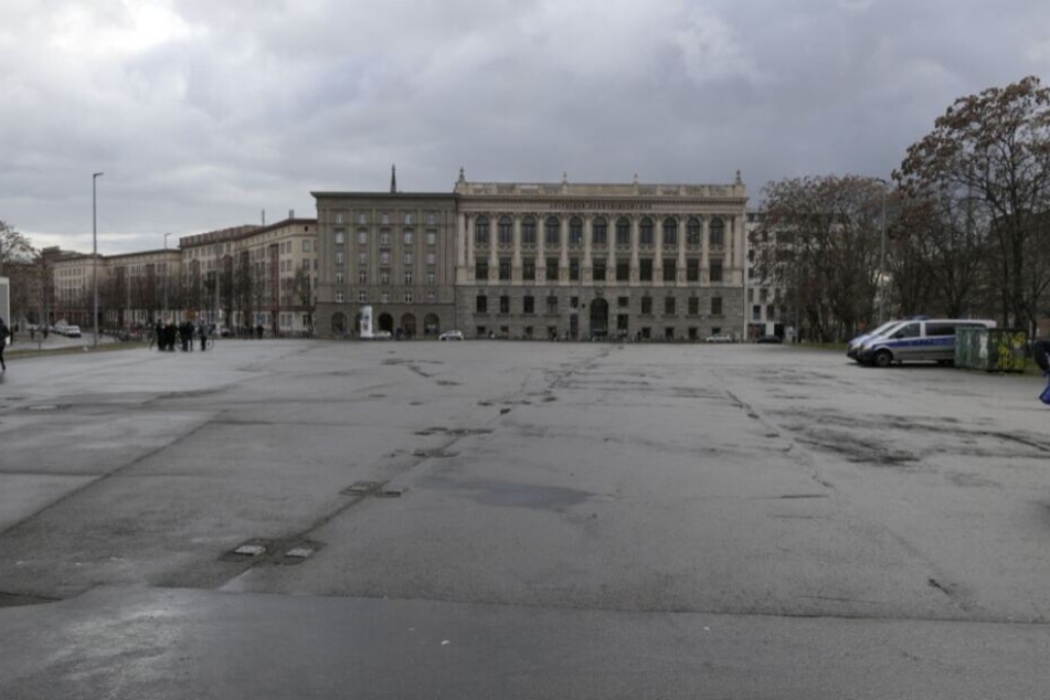 Der erste Demo-Versuch der "AdP" im Februar endete in einer Blamage: Der von der Stadt zur Verfügung gestellte Wilhelm-Leuschner-Platz blieb leer. Die Partei hatte die Demo kurz vor dem Start abgesagt.