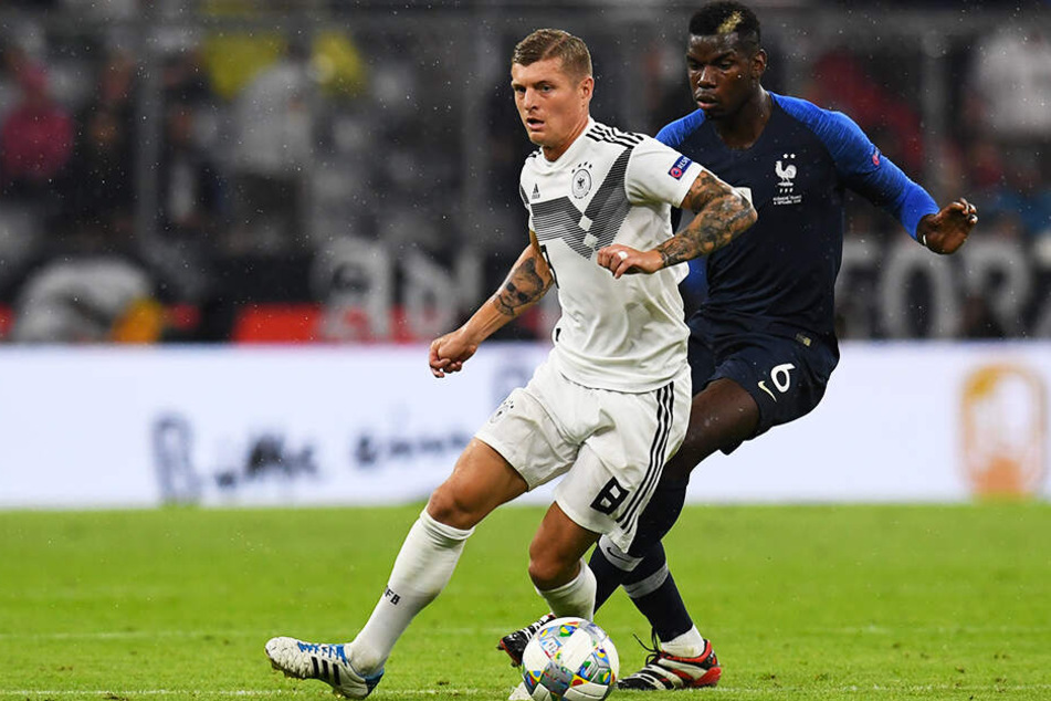 Hier Gegner, bald Teamkollegen? Paul Pogba (r.) versucht, Deutschlands Toni Kroos, der bei Real Madrid spielt, den Ball abzuluchsen.