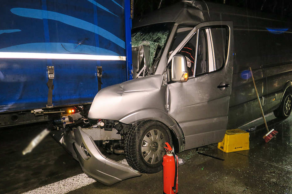 Der Transporter krachte auf den Lkw.