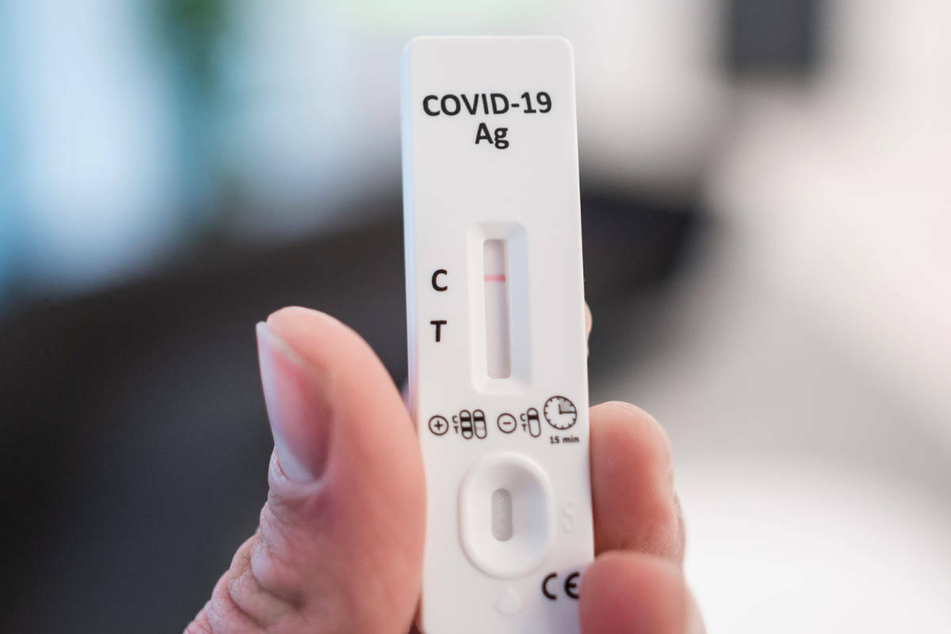 Berliner Unternehmen müssen sich künftig darauf einstellen, ihren Mitarbeitern zweimal in der Woche einen Corona-Test zu ermöglichen. (Symbolfoto)
