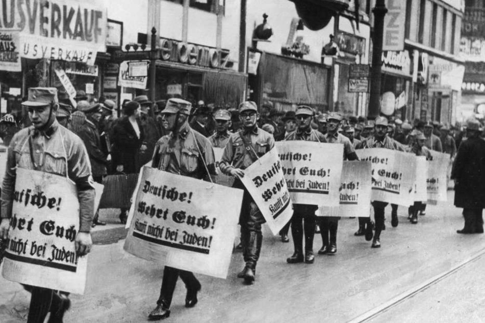 30.11.1937: Männer der SA bei einem Hetzmarsch gegen Juden durch die Straßen von Berlin.