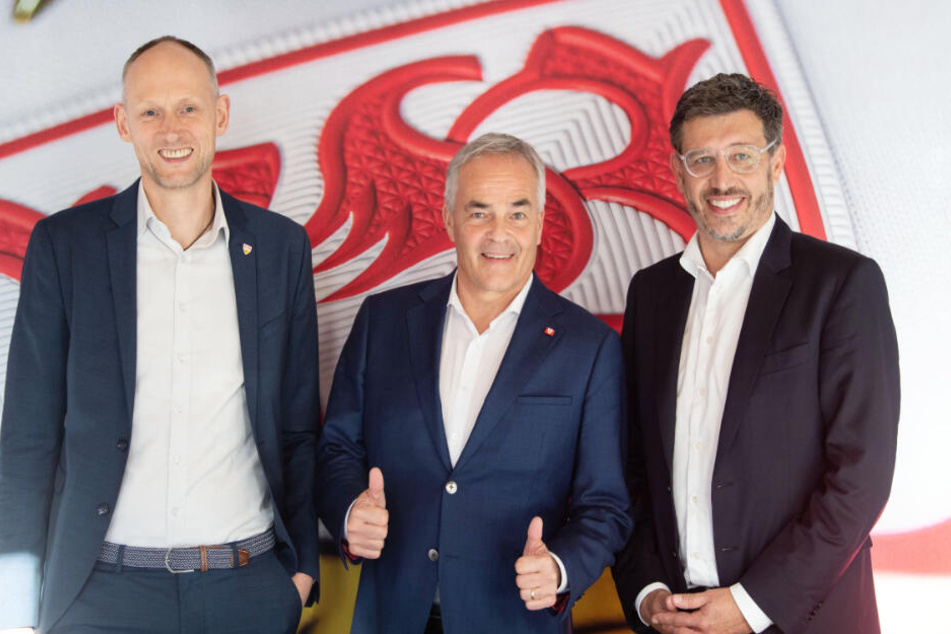 Christian Riethmüller, Wolf-Dietrich Erhard und Claus Vogt stehen vor einer Pressekonferenz zusammen. (v.l.n.r.)