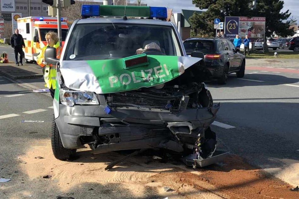 Das Polizeiauto fuhr mit voller Wucht gegen einen Golf als es über eine Kreuzung in Nürnberg fuhr.