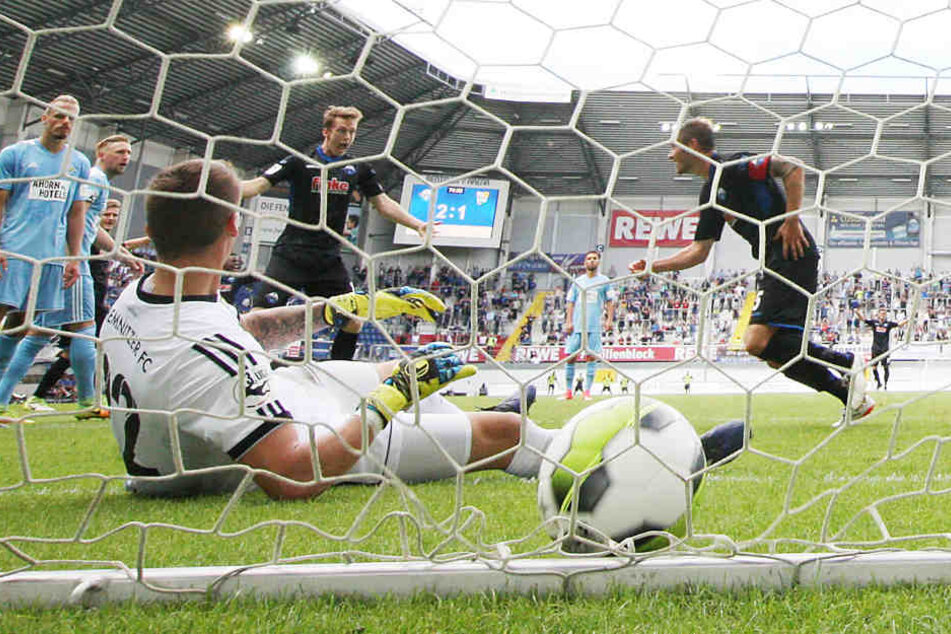 Paderborns Christian Strohdiek (r.) dreht jubelnd ab - gerade hat er CFC-Keeper Kevin Kunz zum 3:1
überwunden.