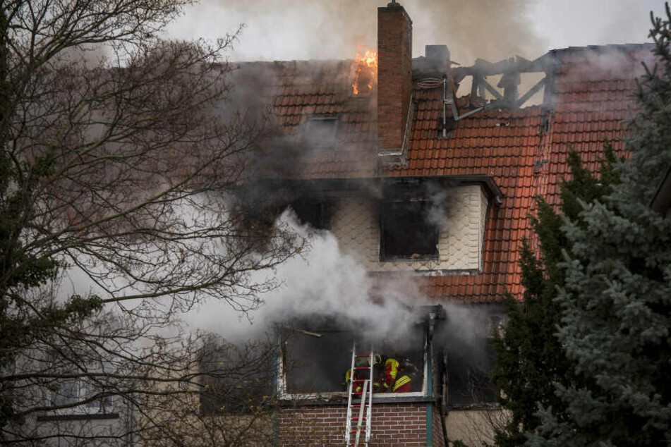 Das Feuer breitete sich im ganzen Haus aus.
