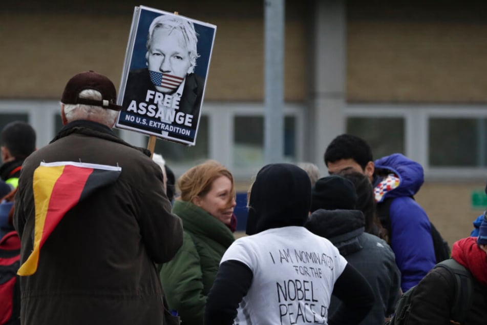 Ein Unterstützer hält ein Schild mit der Aufschrift "Free Assange" vor dem Belmarsh Magistrates Gericht in London. Dort fand am Montag die erste Anhörung zum Auslieferungsverfahren von des Wikileaks-Gründers Assange statt.