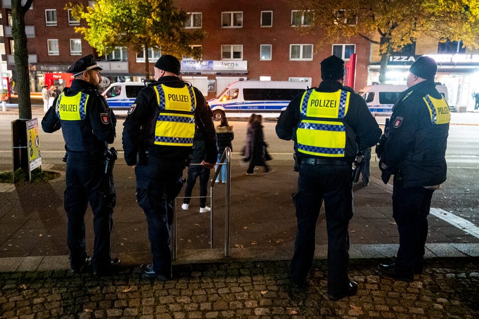 Polizisten standen am Donnerstagabend im Stadtteil Harburg bereit. Nach den Krawallen des letzten Jahres ist es an Halloween diesmal weitgehend ruhig geblieben.