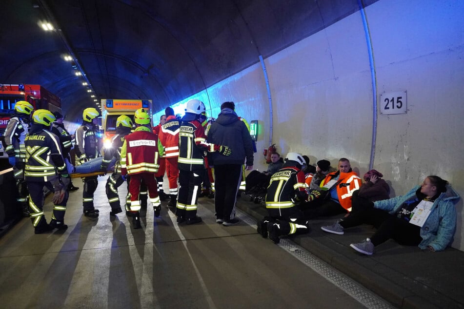 Dutzende Menschen stellen bei der Übung verletzte Personen dar, die versorgt und gerettet werden müssen.