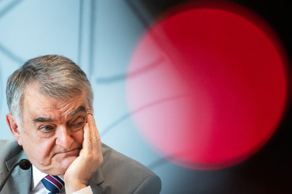 NRW-Innenminister Herbert Reul (67) hat seine Aussage zu Gesprächen mit RWE korrigiert (Archivbild).