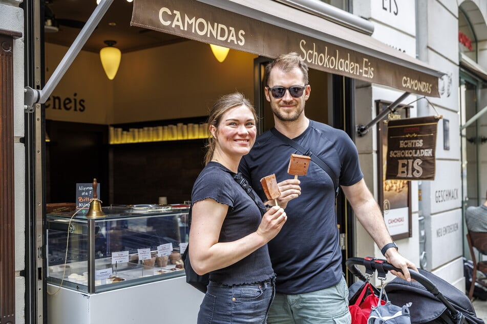 Anna (31) und Dominik (35) schlecken ein Camondas-Eis auf der Schlossstraße.