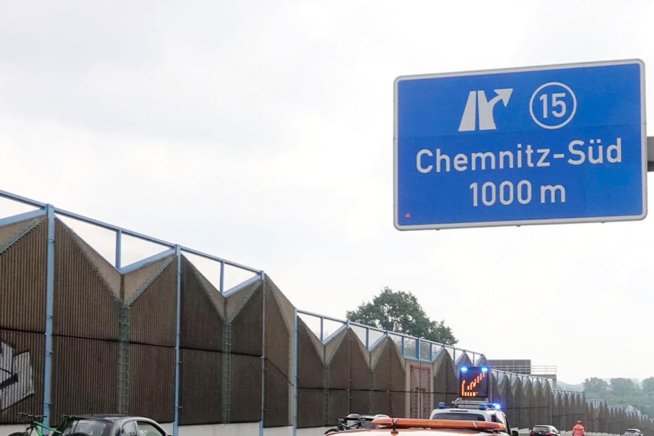 Auf der A72 im Bereich Chemnitz-Süd fuhr ein Audi in Schlangenlinien und baute mehrere Unfälle. (Archivbild)