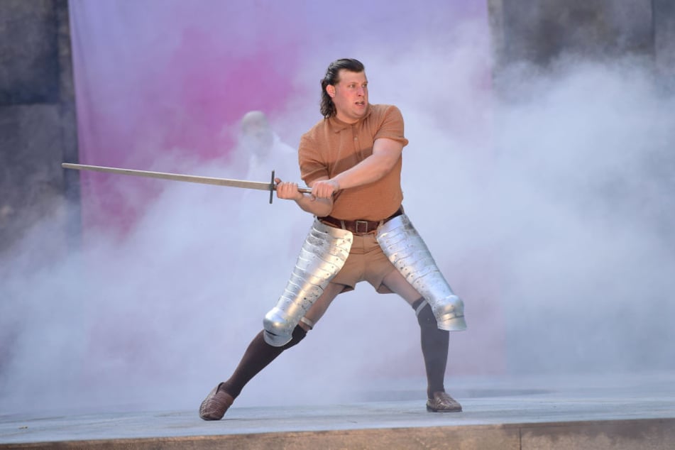 Dominik Förtsch als "Roter Ritter" Parzival.