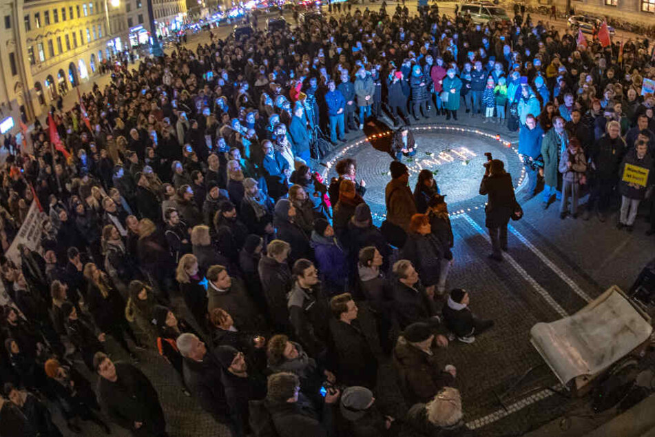 Zahlreiche Kundgebungen und Mahnwachen in Bayern bringen viele Menschen gemeinsam auf die Straße.