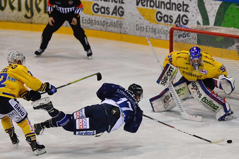 Jeff Hayes (Weißwasser) foulte den Dresdner Tadas Kumeliauskas (im Tor: Goalie Maximilian Franzreb (Weißwasser)