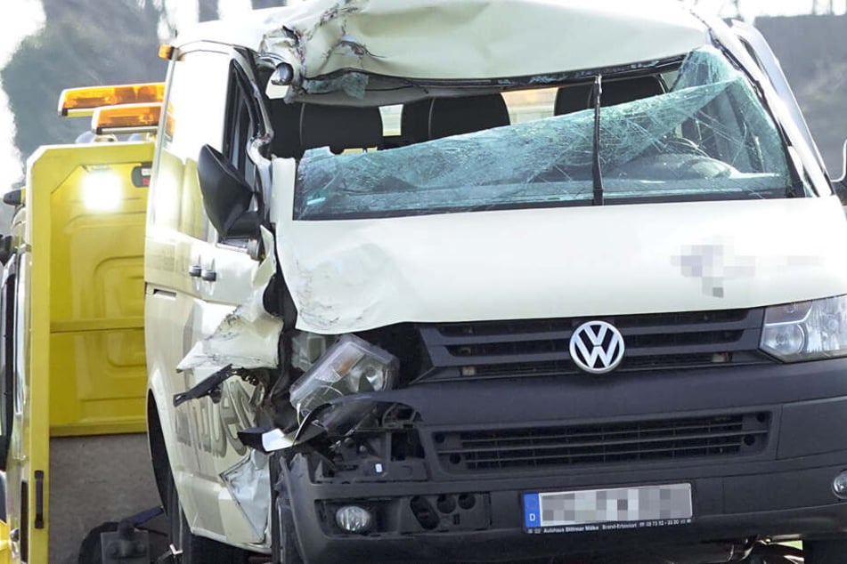 Der Kleinbus wurde bei dem Unfall stark demoliert.