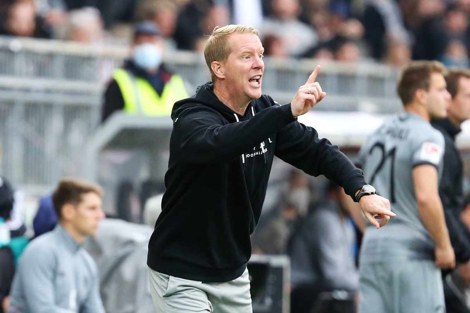 St.-Pauli-Trainer Timo Schultz (44) fand nach dem 4:1-Sieg das berühmt berüchtigte Haar in der Suppe.