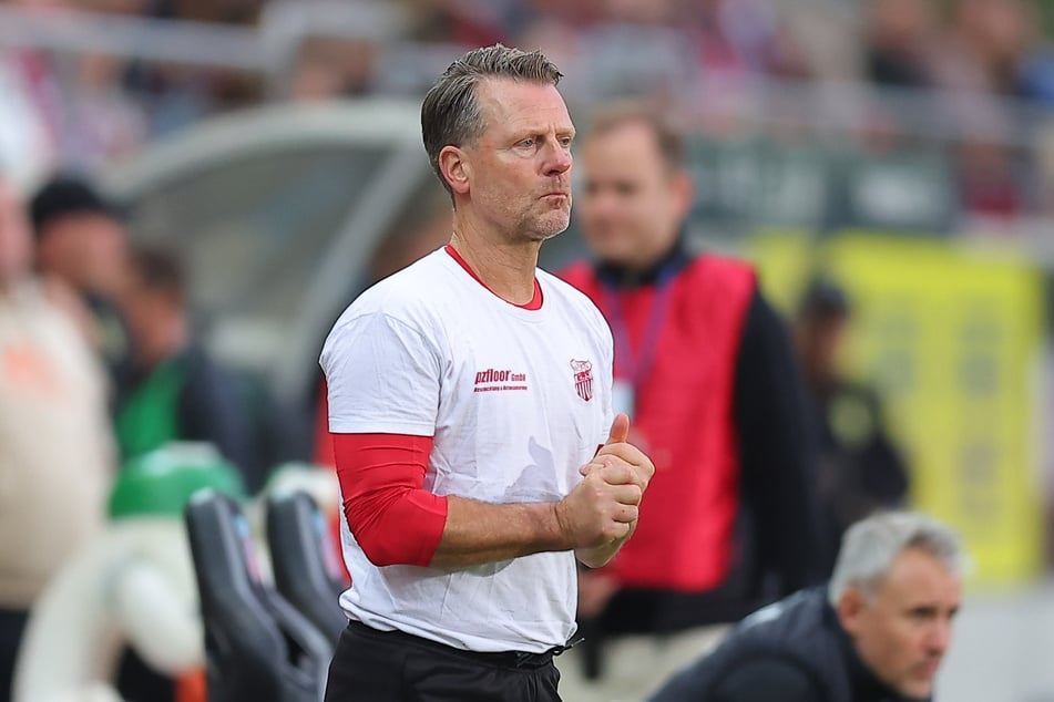 Für Coach Rico Schmitt (57) konnte mit dem Unentschieden leben.