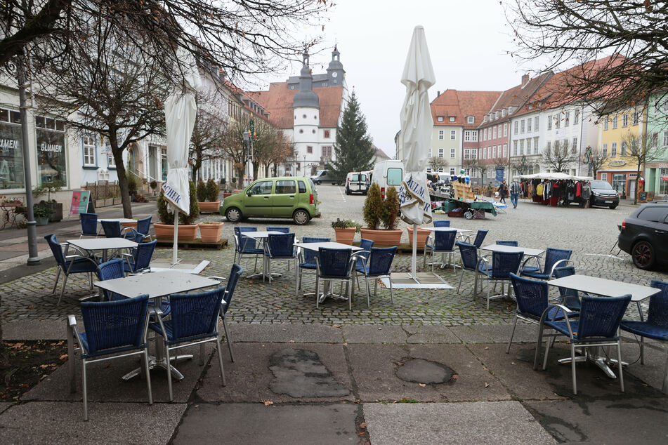 Leere Tische und Stühle stehen vor Cafes am Marktplatz der Stadt Hildburghausen.
