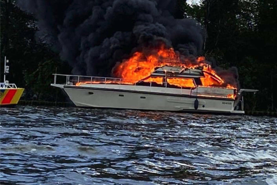 Berlin: Sportboot fackelt auf Zeuthener See ab: Feuerwehr rettet vier Menschen
