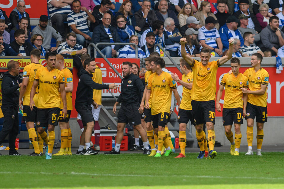 Aue (1:0), Duisburg (1:0) und Bayreuth (1:1) – Dynamo ist seit drei Spielen in der Fremde ungeschlagen. Hier feiert Stefan Kutschke (Nr. 30) sein Siegtor.