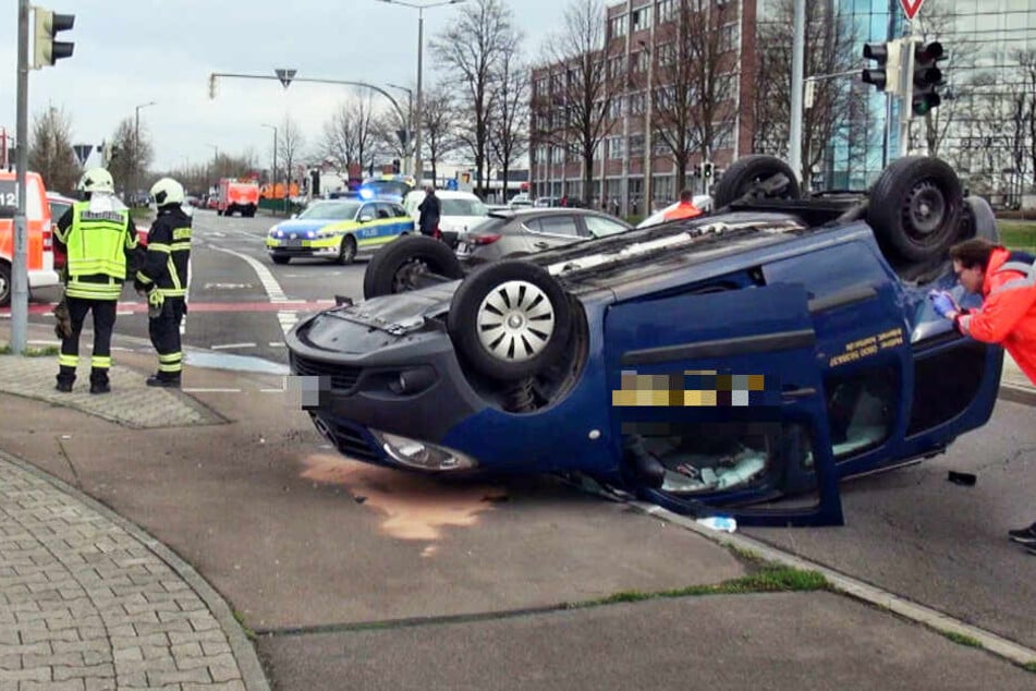 Der Mercedes überschlug sich und landete auf dem Dach.